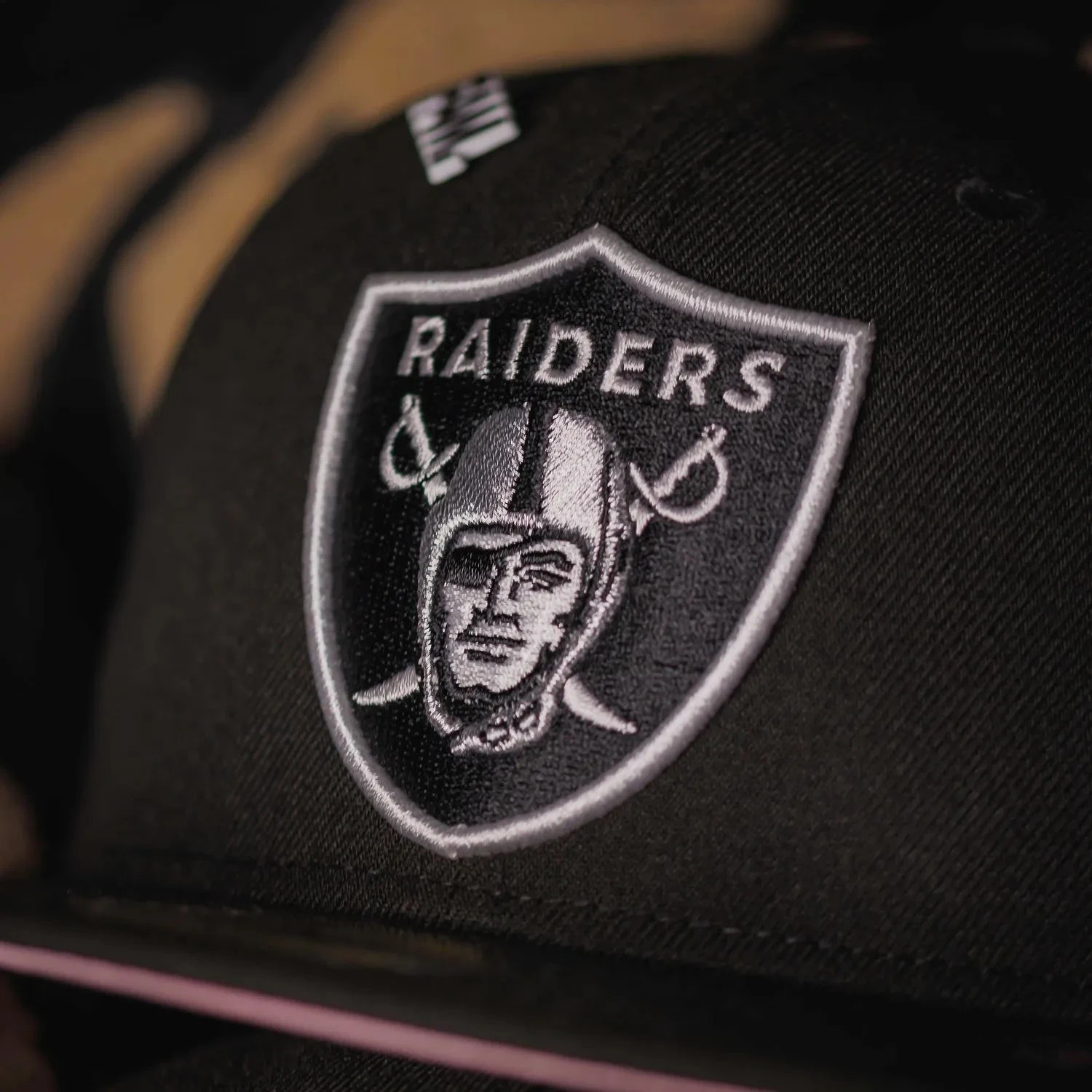 NEW ERA 59FIFTY NFL LAS VEGAS RAIDERS SUPER BOWL XVIII BLACK / PINK UV FITTED CAP 4 NEW ERA 59FIFTY NFL LAS VEGAS RAIDERS SUPER BOWL XVIII BLACK / PINK UV FITTED CAP - Image 2
