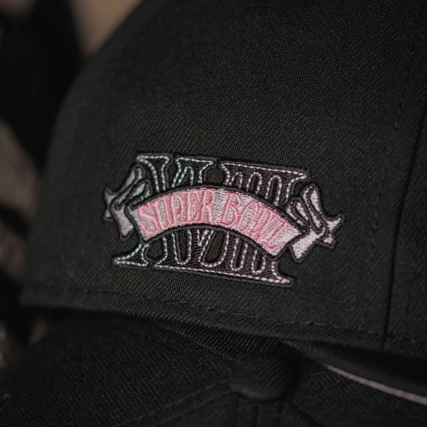 NEW ERA 59FIFTY NFL LAS VEGAS RAIDERS SUPER BOWL XVIII BLACK / PINK UV FITTED CAP 6 NEW ERA 59FIFTY NFL LAS VEGAS RAIDERS SUPER BOWL XVIII BLACK / PINK UV FITTED CAP - Image 4