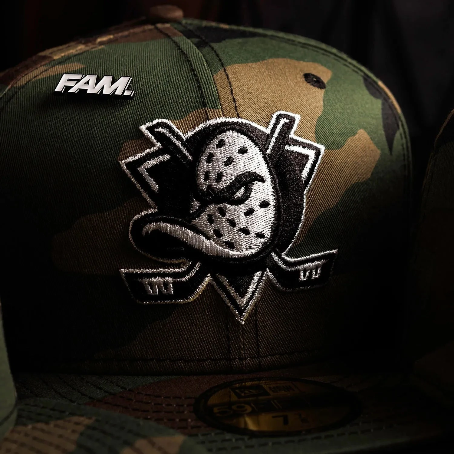 NEW ERA 59FIFTY NHL ANAHEIM DUCKS CAMO / GREY UV FITTED CAP 4 NEW ERA 59FIFTY NHL ANAHEIM DUCKS CAMO / GREY UV FITTED CAP - Image 2