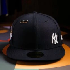 NEW ERA 59FIFTY MLB MINI LOGO NEW YORK YANKEES WS 99 NAVY / GREY UV FITTED CAP 16 NEW ERA 59FIFTY MLB MINI LOGO NEW YORK YANKEES WS 99 NAVY / GREY UV FITTED CAP -Headwear store 20250327 IMG 1538 Editcopy