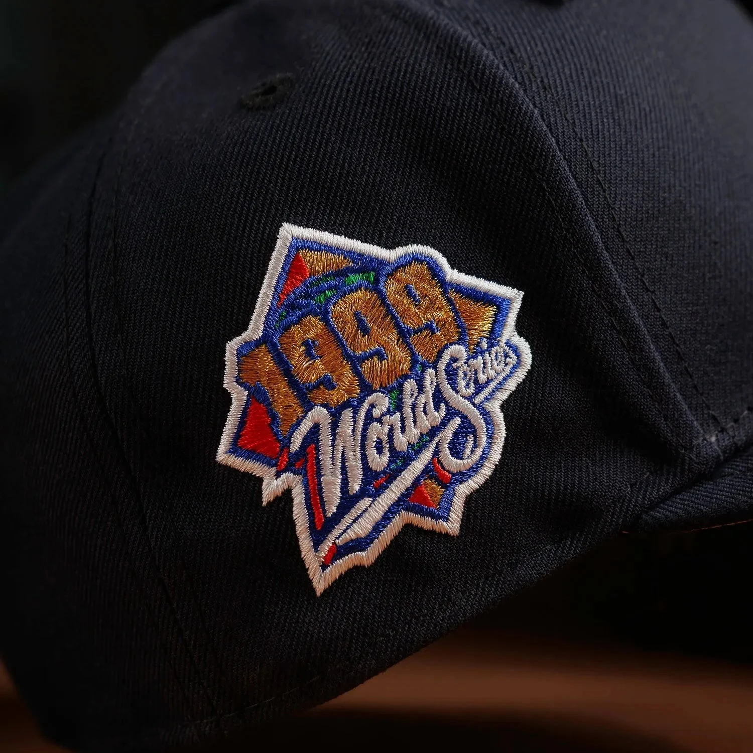 NEW ERA 59FIFTY MLB MINI LOGO NEW YORK YANKEES WS 99 NAVY / GREY UV FITTED CAP 5 NEW ERA 59FIFTY MLB MINI LOGO NEW YORK YANKEES WS 99 NAVY / GREY UV FITTED CAP - Image 3