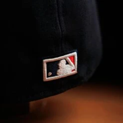 NEW ERA 59FIFTY MLB MINI LOGO NEW YORK YANKEES WS 99 NAVY / GREY UV FITTED CAP 13 NEW ERA 59FIFTY MLB MINI LOGO NEW YORK YANKEES WS 99 NAVY / GREY UV FITTED CAP -Headwear store 20250327 IMG 1606 Editcopy