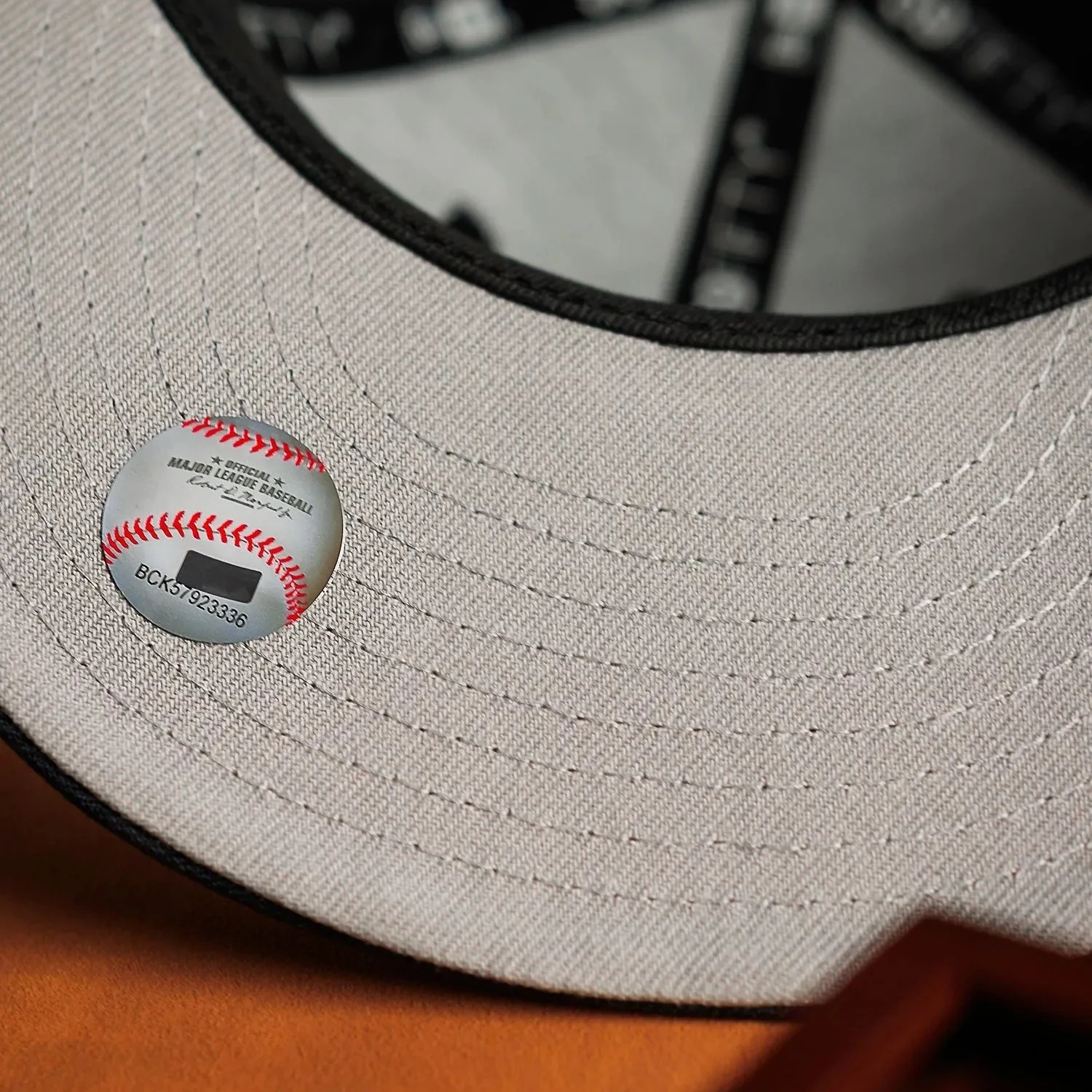 NEW ERA 59FIFTY MLB MINI LOGO NEW YORK YANKEES WS 99 NAVY / GREY UV FITTED CAP 7 NEW ERA 59FIFTY MLB MINI LOGO NEW YORK YANKEES WS 99 NAVY / GREY UV FITTED CAP - Image 5