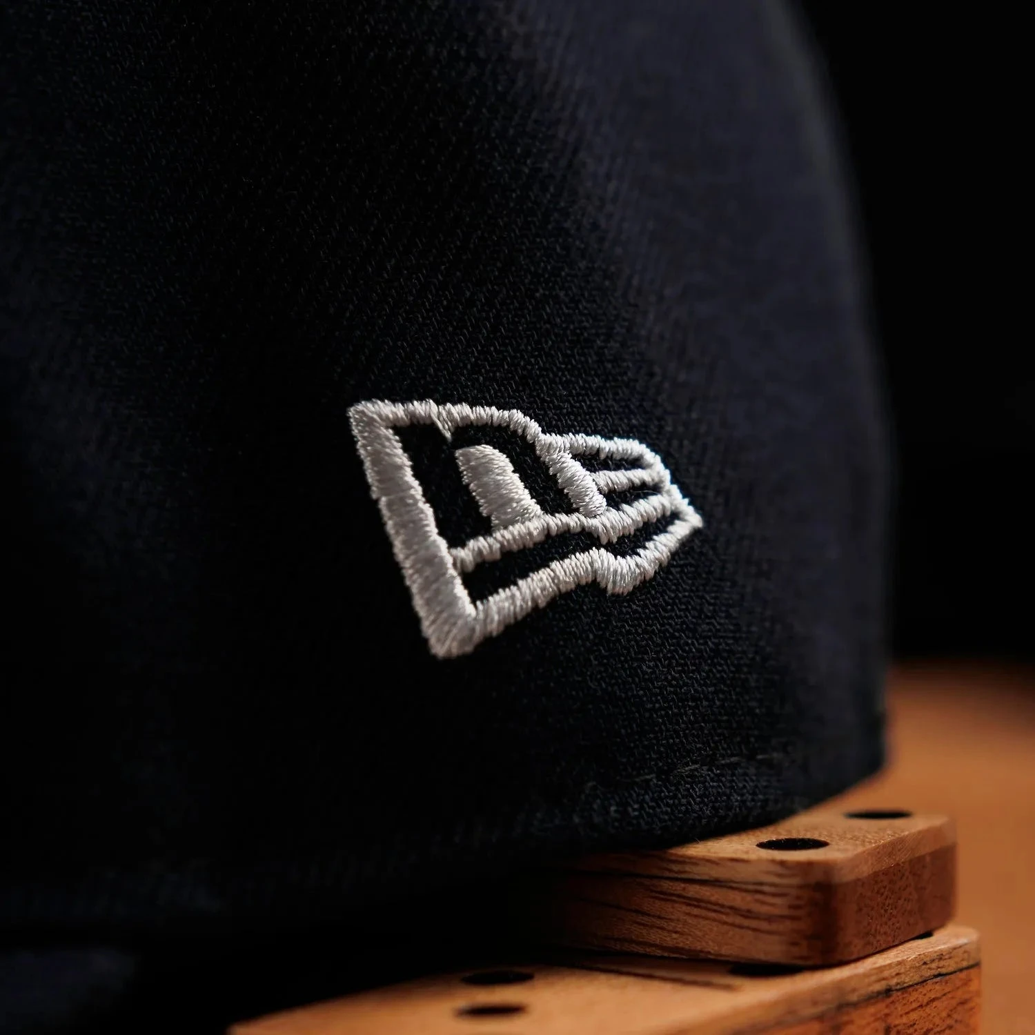 NEW ERA 59FIFTY MLB MINI LOGO NEW YORK YANKEES WS 99 NAVY / GREY UV FITTED CAP 10 NEW ERA 59FIFTY MLB MINI LOGO NEW YORK YANKEES WS 99 NAVY / GREY UV FITTED CAP - Image 8