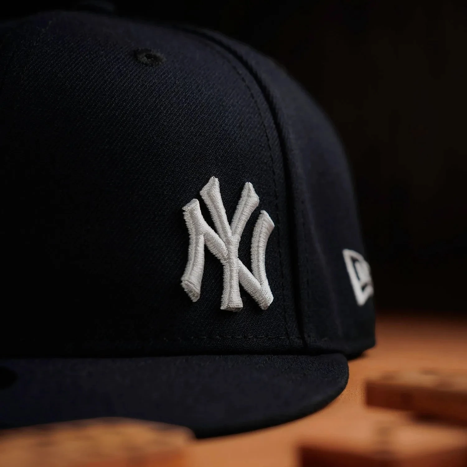 NEW ERA 59FIFTY MLB MINI LOGO NEW YORK YANKEES WS 99 NAVY / GREY UV FITTED CAP 4 NEW ERA 59FIFTY MLB MINI LOGO NEW YORK YANKEES WS 99 NAVY / GREY UV FITTED CAP - Image 2