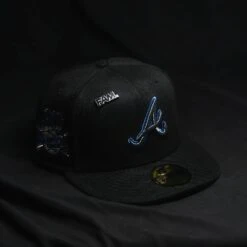 NEW ERA 59FIFTY MLB ATLANTA BRAVES 30TH SEASON BLACK / METALLIC SILVER UV FITTED CAP