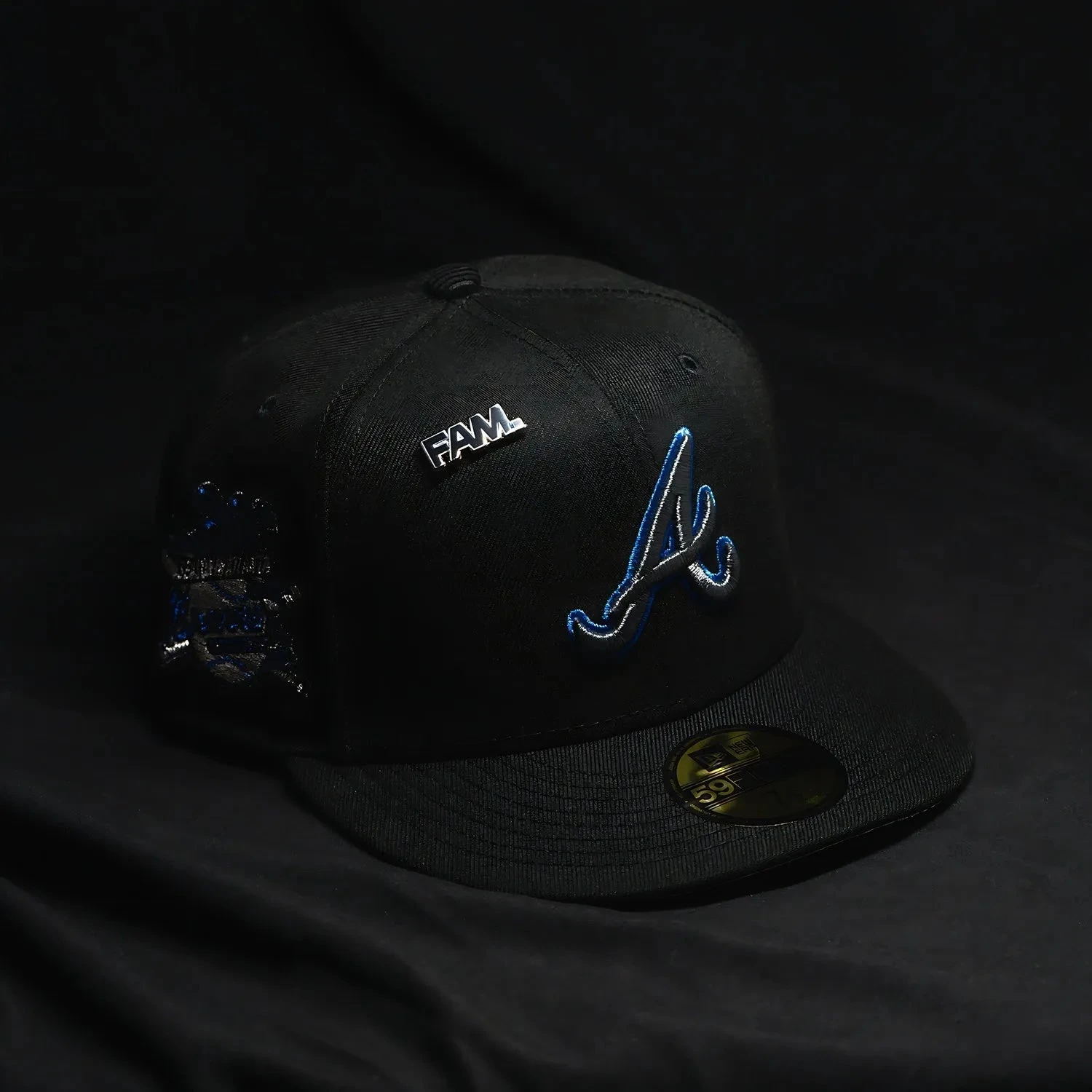 NEW ERA 59FIFTY MLB ATLANTA BRAVES 30TH SEASON BLACK / METALLIC SILVER UV FITTED CAP 3 NEW ERA 59FIFTY MLB ATLANTA BRAVES 30TH SEASON BLACK / METALLIC SILVER UV FITTED CAP