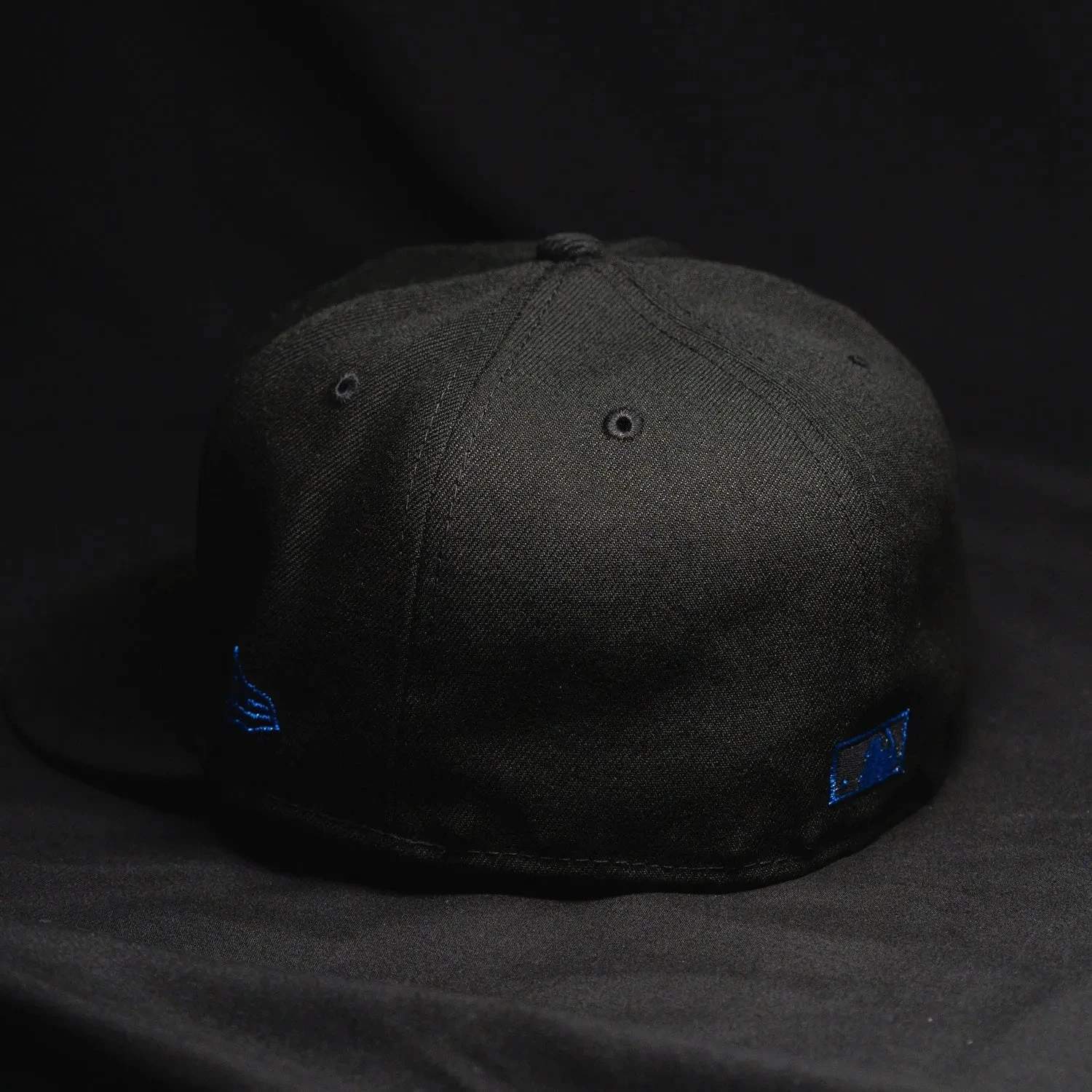 NEW ERA 59FIFTY MLB ATLANTA BRAVES 30TH SEASON BLACK / METALLIC SILVER UV FITTED CAP 6 NEW ERA 59FIFTY MLB ATLANTA BRAVES 30TH SEASON BLACK / METALLIC SILVER UV FITTED CAP - Image 4