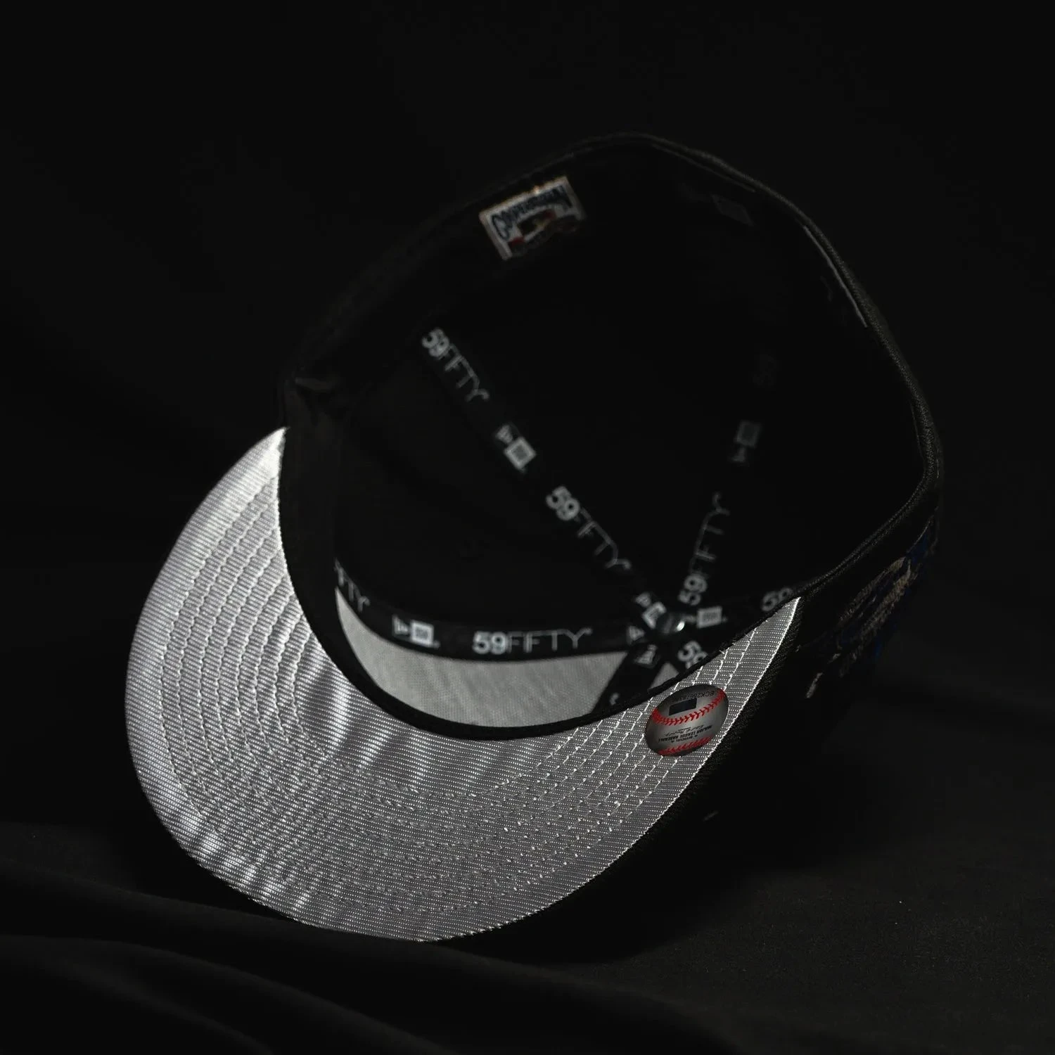NEW ERA 59FIFTY MLB ATLANTA BRAVES 30TH SEASON BLACK / METALLIC SILVER UV FITTED CAP 8 NEW ERA 59FIFTY MLB ATLANTA BRAVES 30TH SEASON BLACK / METALLIC SILVER UV FITTED CAP - Image 6