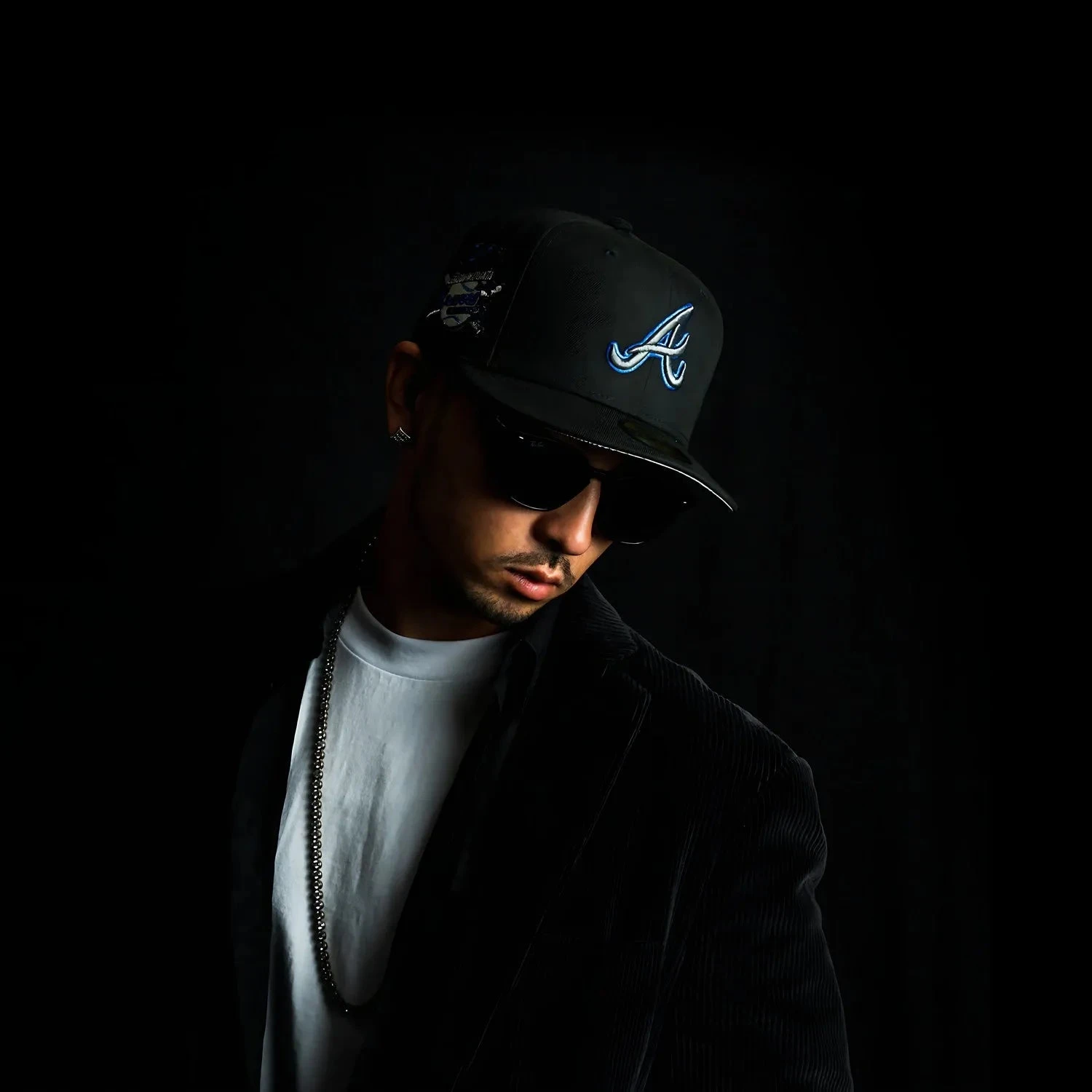 NEW ERA 59FIFTY MLB ATLANTA BRAVES 30TH SEASON BLACK / METALLIC SILVER UV FITTED CAP 4 NEW ERA 59FIFTY MLB ATLANTA BRAVES 30TH SEASON BLACK / METALLIC SILVER UV FITTED CAP - Image 2