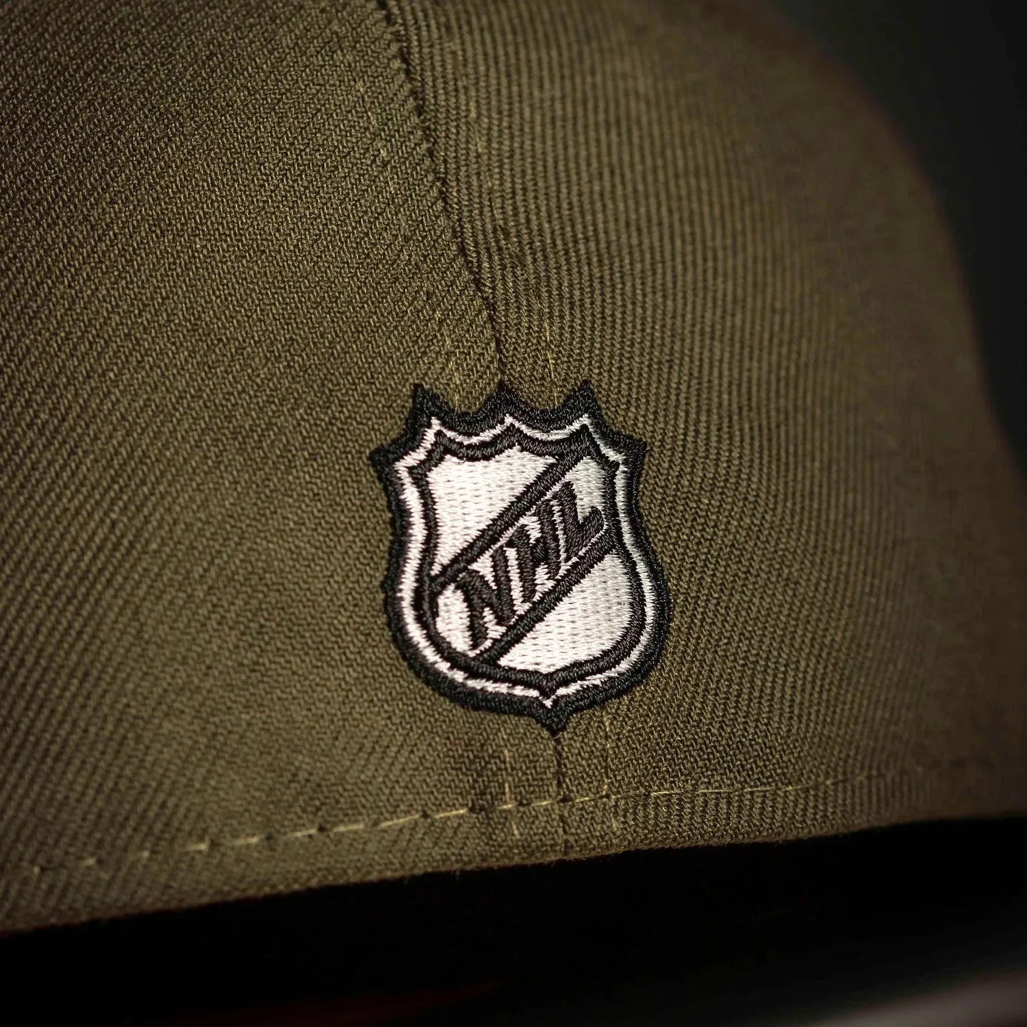 NEW ERA 59FIFTY NHL ANAHEIM DUCKS 30TH ANNIVERSARY TWO TONE / RED UV FITTED CAP + MEAT CLEAVER PIN 7 NEW ERA 59FIFTY NHL ANAHEIM DUCKS 30TH ANNIVERSARY TWO TONE / RED UV FITTED CAP + MEAT CLEAVER PIN - Image 5