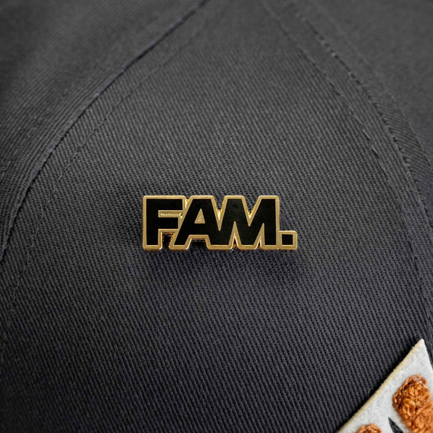 EXCLUSIVE FAM. PIN GOLD CLASSIC 3 EXCLUSIVE FAM. PIN GOLD CLASSIC