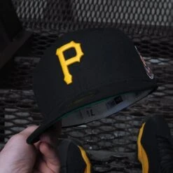 NEW ERA 59FIFTY MLB PITTSBURGH PIRATES WORLD SERIES 1960 BLACK / GREEN UV FITTED CAP