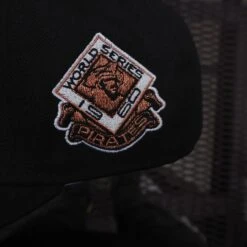 NEW ERA 59FIFTY MLB PITTSBURGH PIRATES WORLD SERIES 1960 BLACK / GREEN UV FITTED CAP 14 NEW ERA 59FIFTY MLB PITTSBURGH PIRATES WORLD SERIES 1960 BLACK / GREEN UV FITTED CAP -Headwear store New era 59fifty mbl pittsburgh pirates world series 1960 green underbrim 3 scaled 1