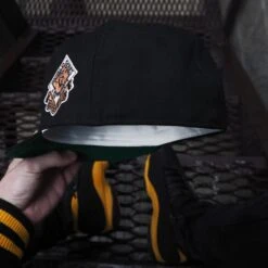 NEW ERA 59FIFTY MLB PITTSBURGH PIRATES WORLD SERIES 1960 BLACK / GREEN UV FITTED CAP 15 NEW ERA 59FIFTY MLB PITTSBURGH PIRATES WORLD SERIES 1960 BLACK / GREEN UV FITTED CAP -Headwear store New era 59fifty mbl pittsburgh pirates world series 1960 green underbrim 5 scaled 1