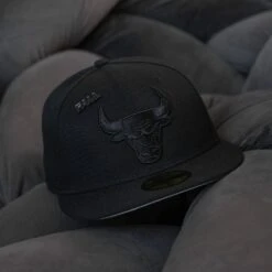 NEW ERA 59FIFTY NBA CHICAGO BULLS BLACK / GREY UV FITTED CAP -Headwear store NewEra59FIFTYBlackonBlackNBAChicagobulls5