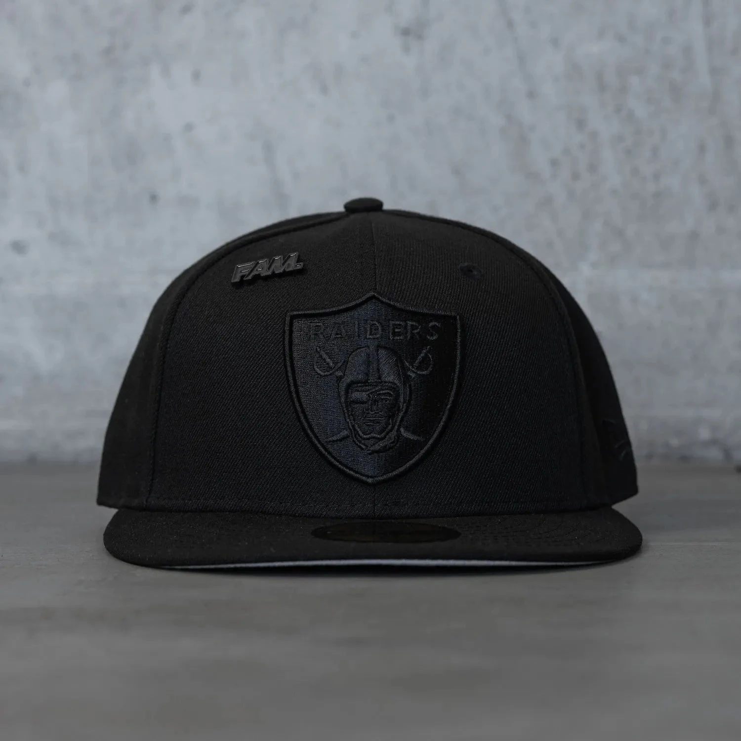 NEW ERA 59FIFTY NFL LAS VEGAS RAIDERS BLACK / GREY UV FITTED CAP 4 NEW ERA 59FIFTY NFL LAS VEGAS RAIDERS BLACK / GREY UV FITTED CAP - Image 2