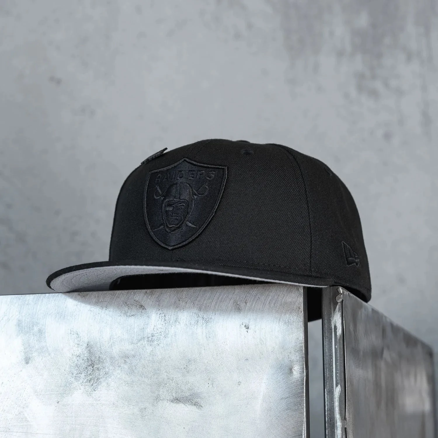 NEW ERA 59FIFTY NFL LAS VEGAS RAIDERS BLACK / GREY UV FITTED CAP 10 NEW ERA 59FIFTY NFL LAS VEGAS RAIDERS BLACK / GREY UV FITTED CAP - Image 8