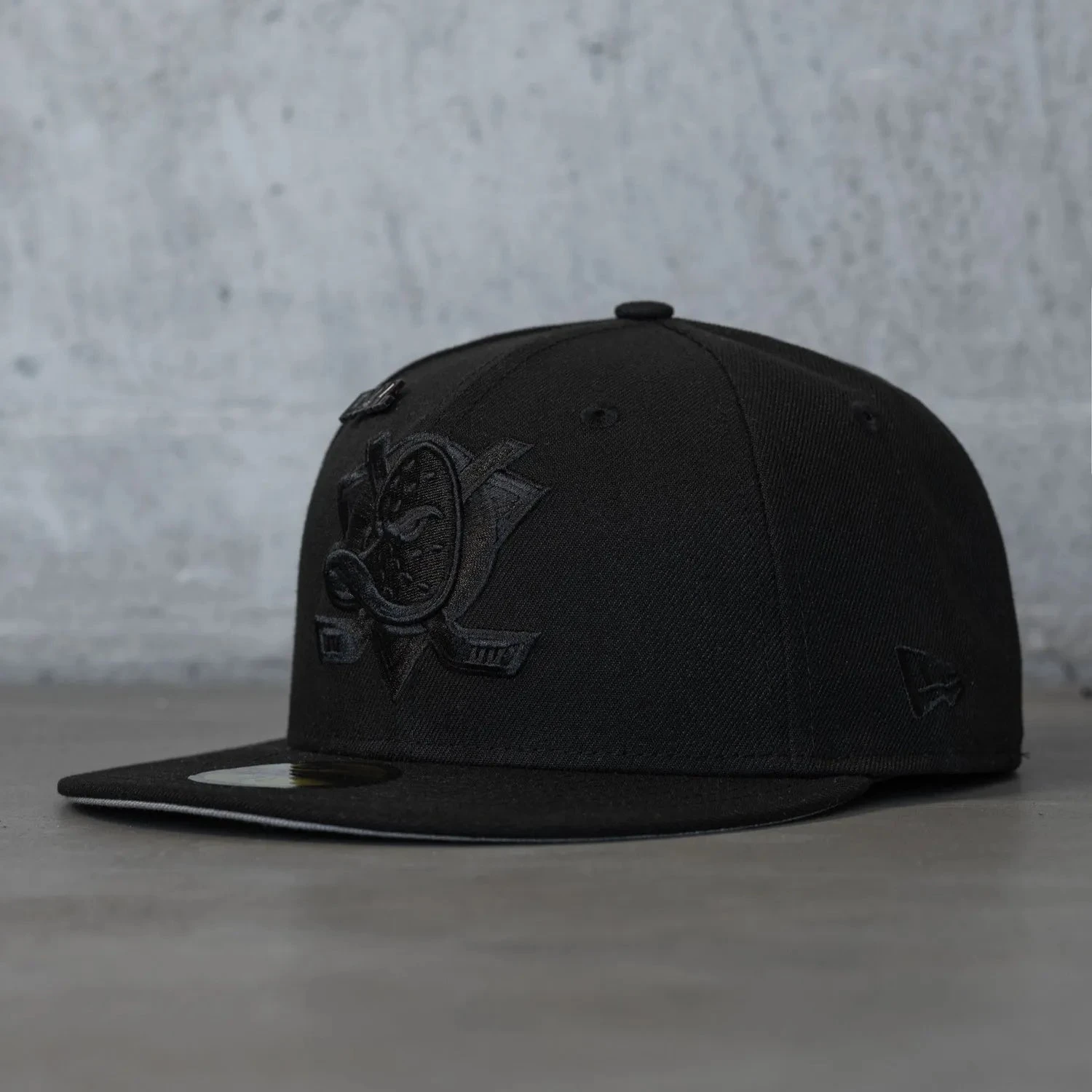 NEW ERA 59FIFTY NHL ANAHEIM DUCKS BLACK / GREY UV FITTED CAP 8 NEW ERA 59FIFTY NHL ANAHEIM DUCKS BLACK / GREY UV FITTED CAP - Image 6