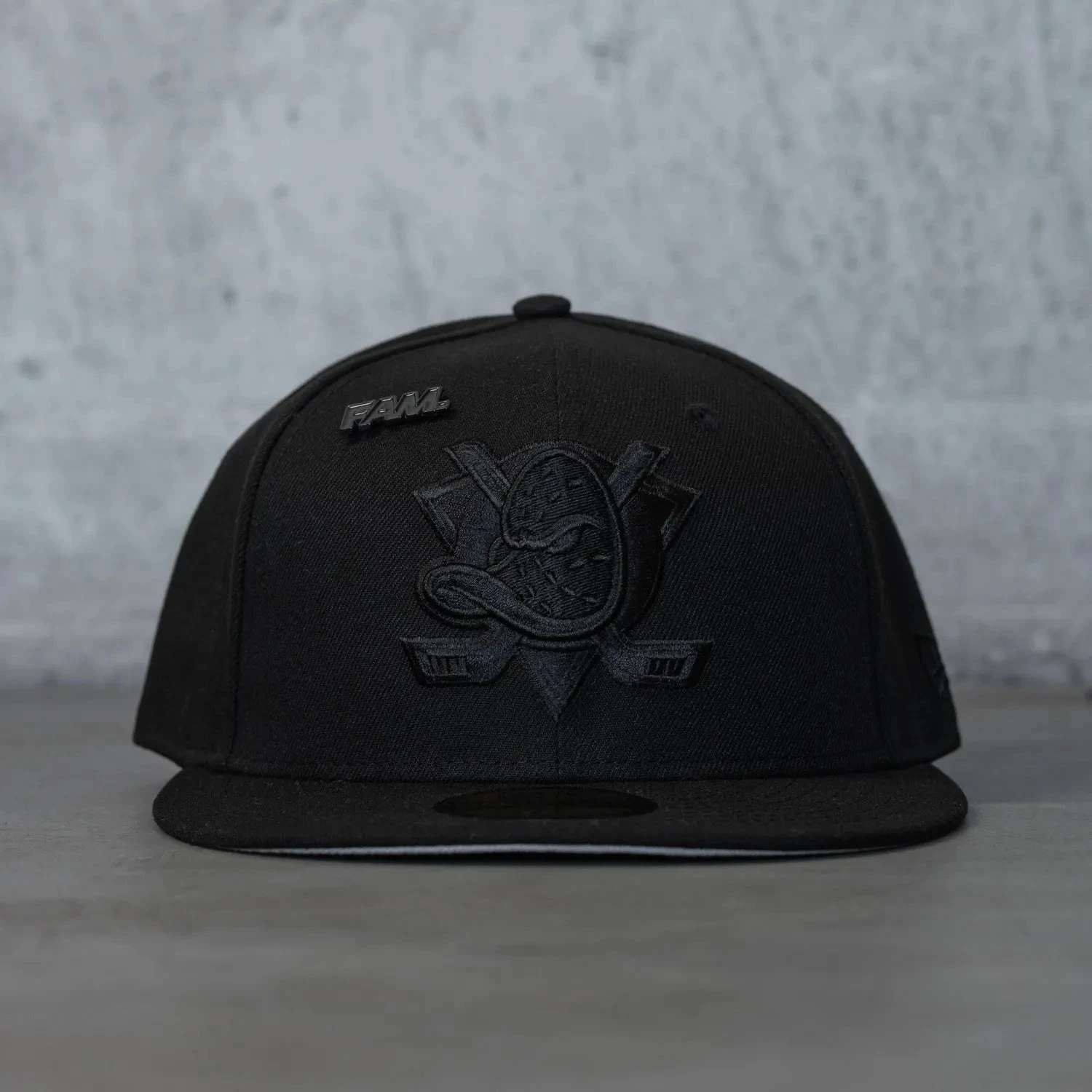 NEW ERA 59FIFTY NHL ANAHEIM DUCKS BLACK / GREY UV FITTED CAP 4 NEW ERA 59FIFTY NHL ANAHEIM DUCKS BLACK / GREY UV FITTED CAP - Image 2