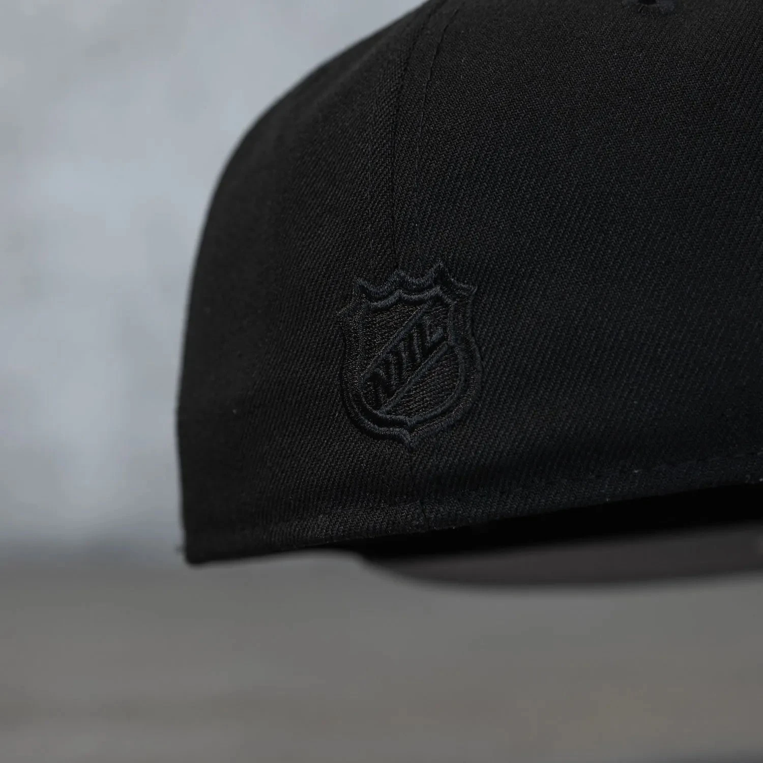 NEW ERA 59FIFTY NHL ANAHEIM DUCKS BLACK / GREY UV FITTED CAP 5 NEW ERA 59FIFTY NHL ANAHEIM DUCKS BLACK / GREY UV FITTED CAP - Image 3