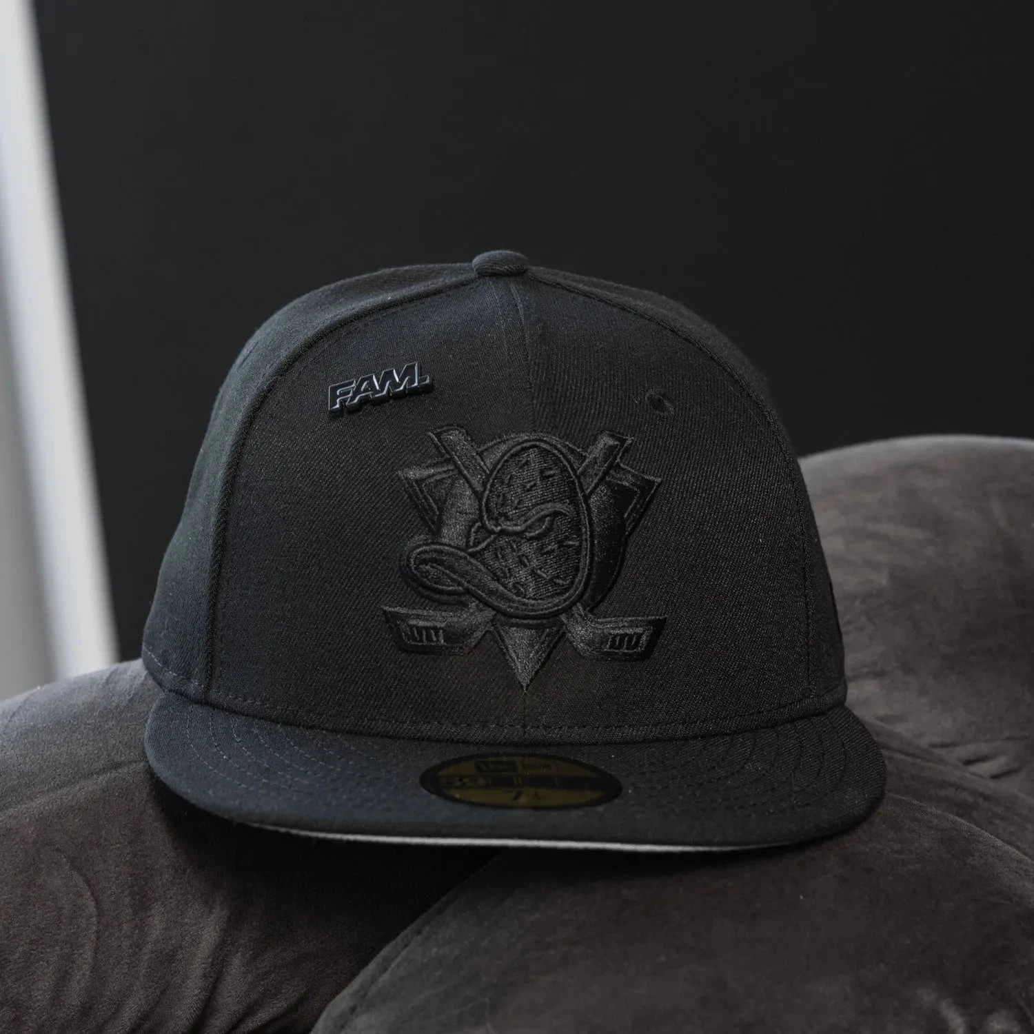 NEW ERA 59FIFTY NHL ANAHEIM DUCKS BLACK / GREY UV FITTED CAP 9 NEW ERA 59FIFTY NHL ANAHEIM DUCKS BLACK / GREY UV FITTED CAP - Image 7