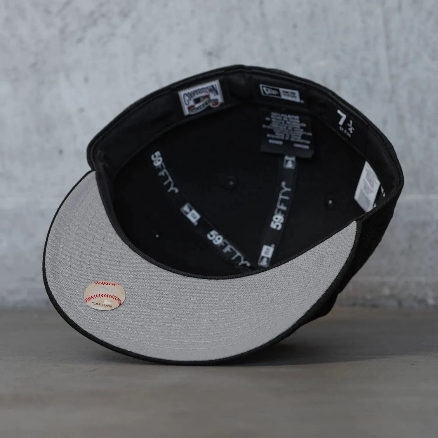 NEW ERA 59FIFTY MLB NEW YORK YANKEES WORLD SERIES 1998 BLACK ON BLACK / GREY UV FITTED CAP 6 NEW ERA 59FIFTY MLB NEW YORK YANKEES WORLD SERIES 1998 BLACK ON BLACK / GREY UV FITTED CAP - Image 4