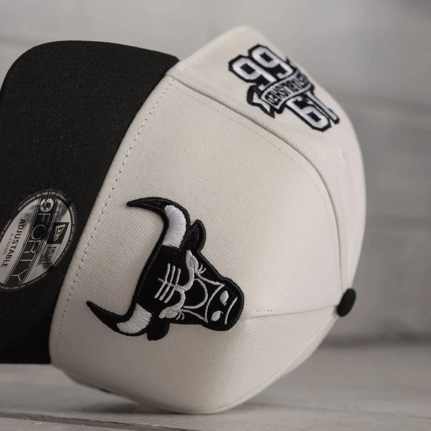 NEW ERA 9FORTY A-FRAME MLB CHICAGO BULLS ESTABLISHED 1966 TWO TONE / GREY UV SNAPBACK CAP 4 NEW ERA 9FORTY A-FRAME MLB CHICAGO BULLS ESTABLISHED 1966 TWO TONE / GREY UV SNAPBACK CAP - Image 2