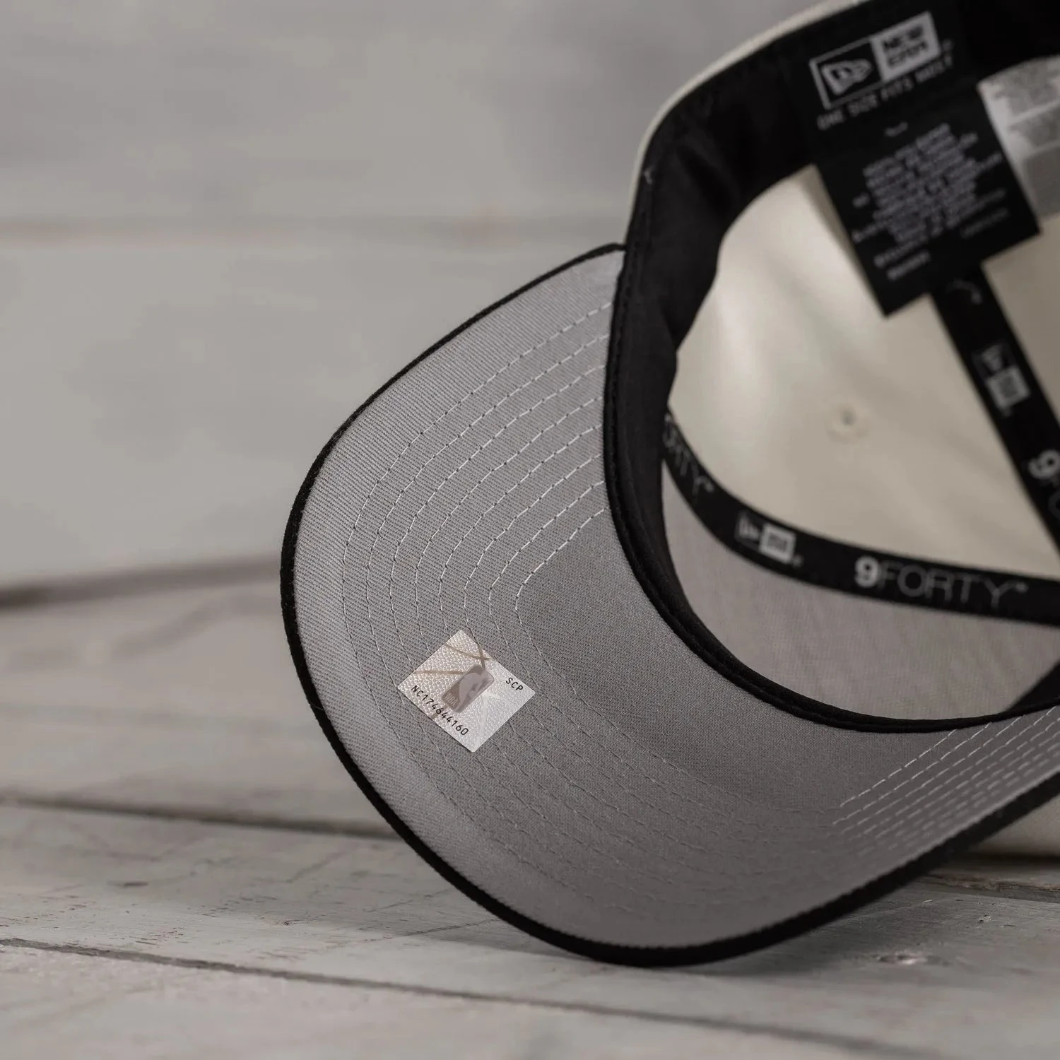 NEW ERA 9FORTY A-FRAME MLB CHICAGO BULLS ESTABLISHED 1966 TWO TONE / GREY UV SNAPBACK CAP 6 NEW ERA 9FORTY A-FRAME MLB CHICAGO BULLS ESTABLISHED 1966 TWO TONE / GREY UV SNAPBACK CAP - Image 4