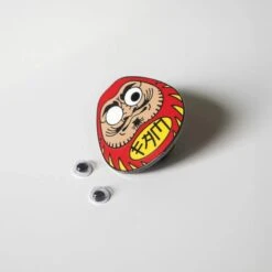 FAM DARUMA PIN 7 FAM DARUMA PIN -Headwear store P2130327