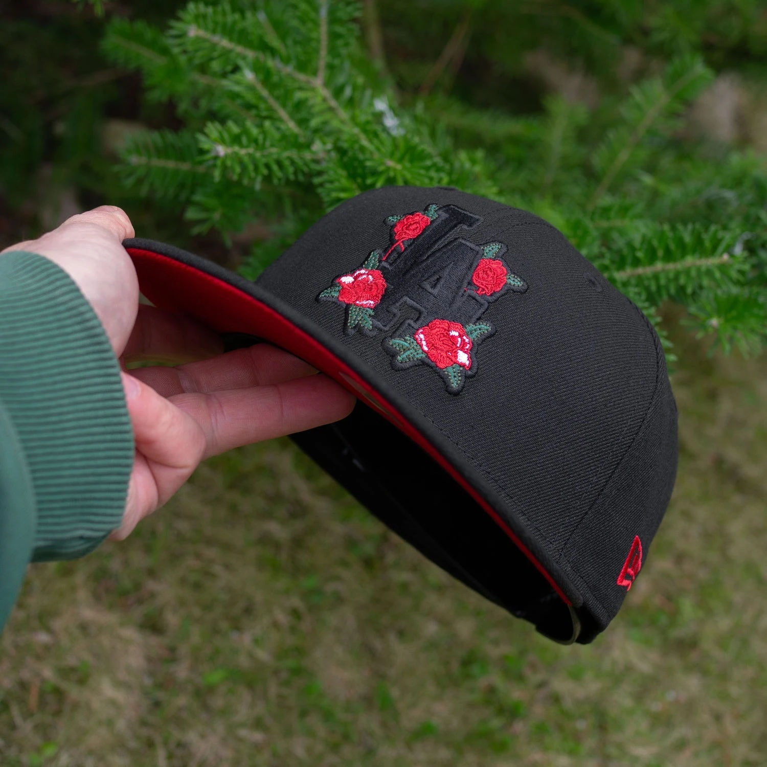 NEW ERA 59FIFTY MLB LOS ANGELES DODGERS ROSES BLACK / SCARLET UV FITTED CAP 4 NEW ERA 59FIFTY MLB LOS ANGELES DODGERS ROSES BLACK / SCARLET UV FITTED CAP - Image 2