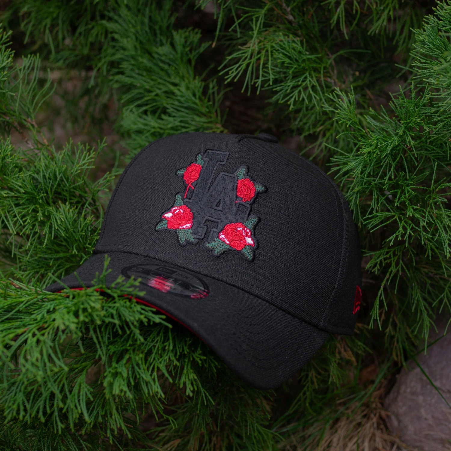 NEW ERA 9FORTY A-FRAME LOS ANGELES DODGERS ROSES BLACK / SCARLET UV SNAPBACK CAP 4 NEW ERA 9FORTY A-FRAME LOS ANGELES DODGERS ROSES BLACK / SCARLET UV SNAPBACK CAP - Image 2