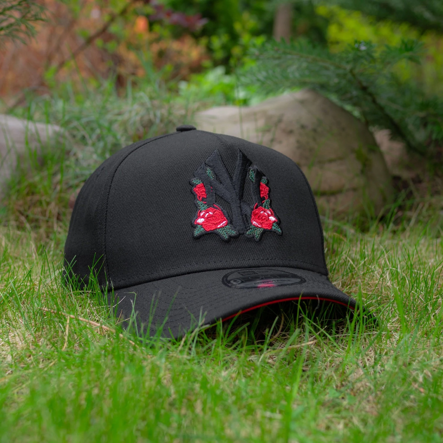 NEW ERA 9FORTY A-FRAME MLB NEW YORK YANKEES ROSES BLACK / SCARLET UV SNAPBACK 5 NEW ERA 9FORTY A-FRAME MLB NEW YORK YANKEES ROSES BLACK / SCARLET UV SNAPBACK - Image 3