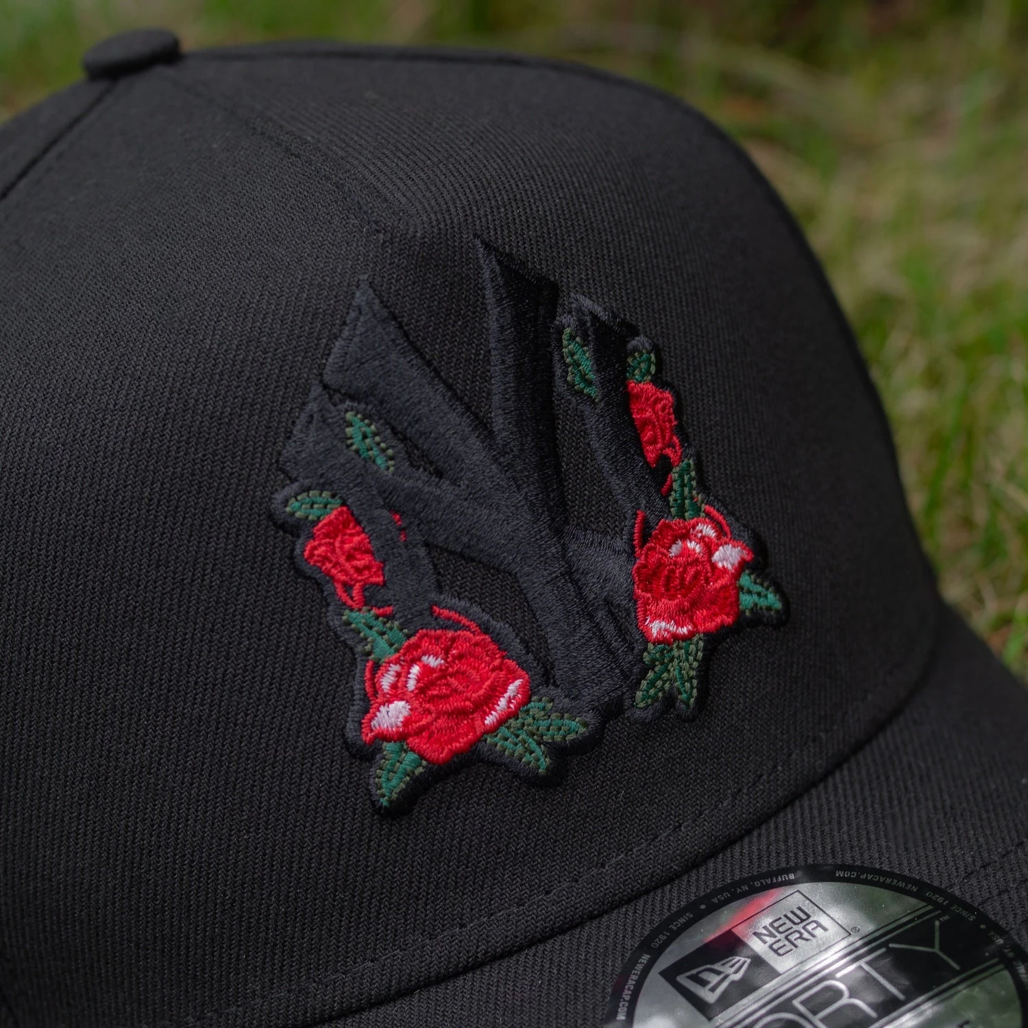 NEW ERA 9FORTY A-FRAME MLB NEW YORK YANKEES ROSES BLACK / SCARLET UV SNAPBACK 4 NEW ERA 9FORTY A-FRAME MLB NEW YORK YANKEES ROSES BLACK / SCARLET UV SNAPBACK - Image 2