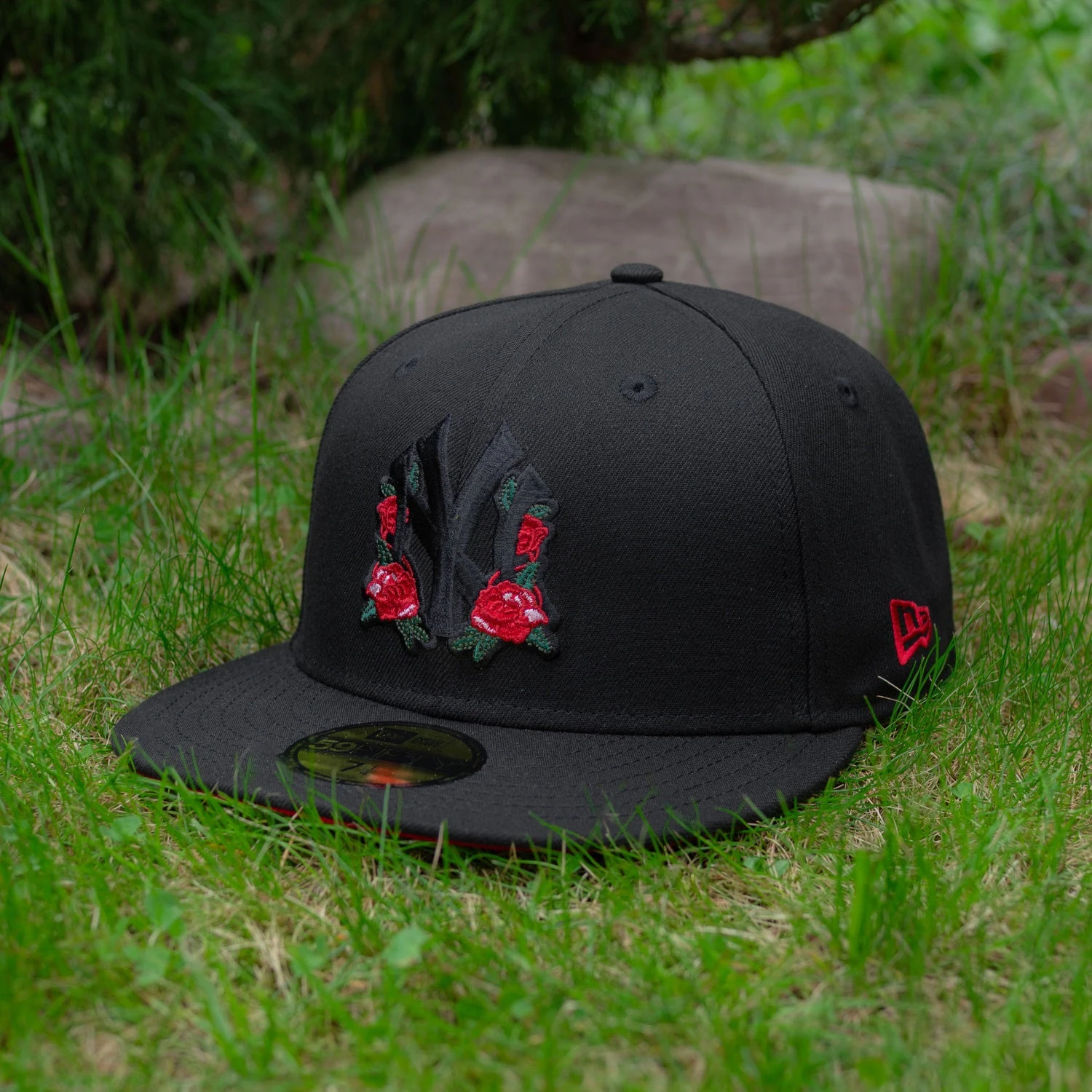 NEW ERA 59FIFTY MLB NEW YORK YANKEES ROSES BLACK / SCARLET UV FITTED CAP 8 NEW ERA 59FIFTY MLB NEW YORK YANKEES ROSES BLACK / SCARLET UV FITTED CAP - Image 6