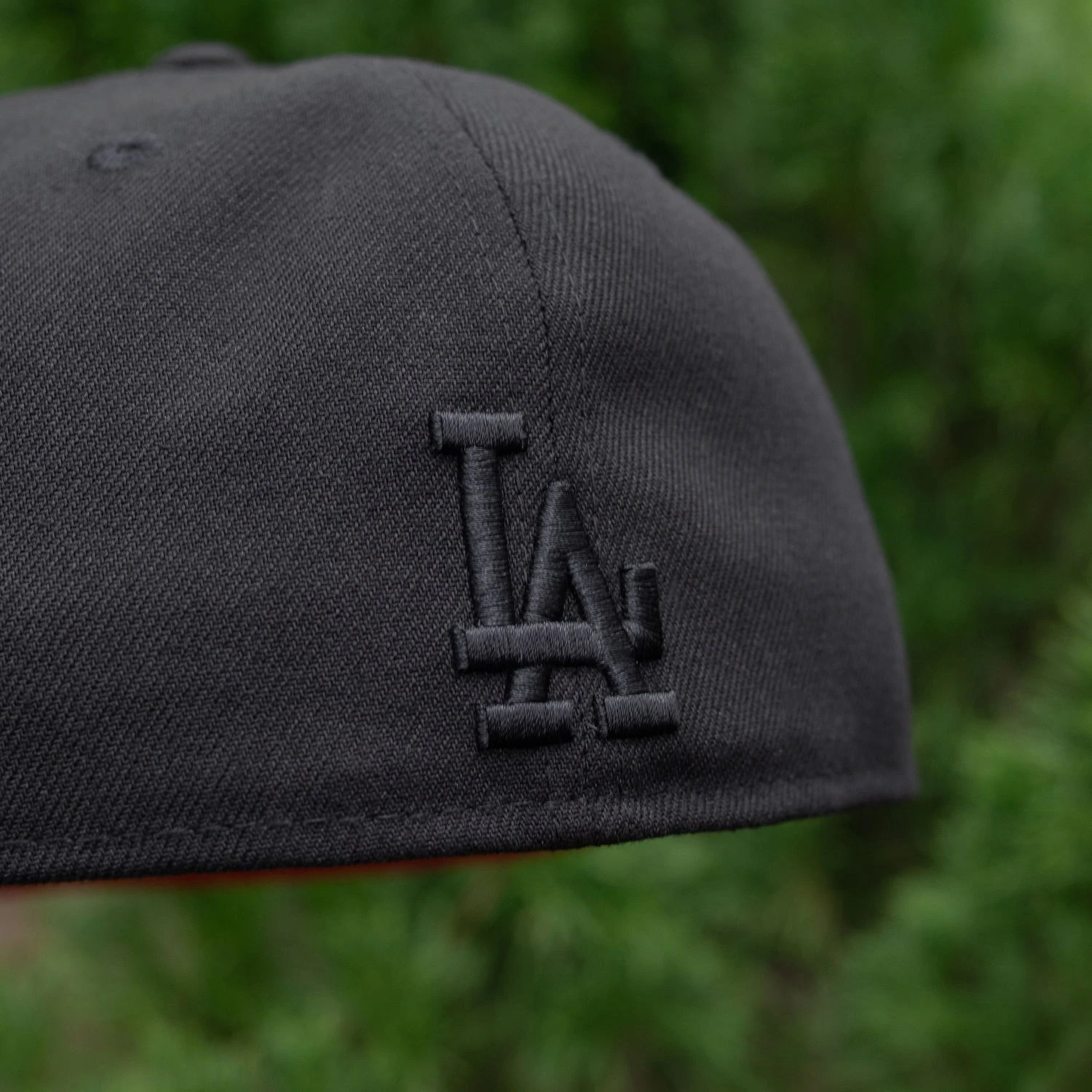 NEW ERA 59FIFTY MLB LOS ANGELES DODGERS ROSES BLACK / SCARLET UV FITTED CAP 6 NEW ERA 59FIFTY MLB LOS ANGELES DODGERS ROSES BLACK / SCARLET UV FITTED CAP - Image 4