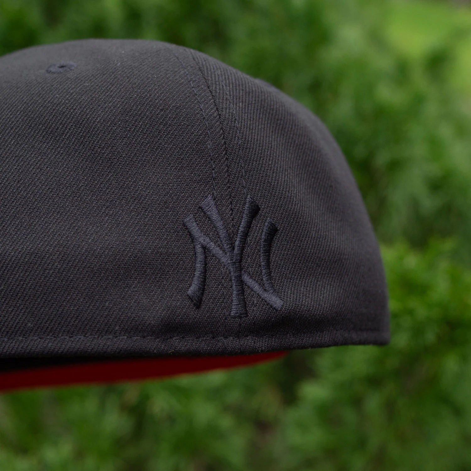 NEW ERA 59FIFTY MLB NEW YORK YANKEES ROSES BLACK / SCARLET UV FITTED CAP 6 NEW ERA 59FIFTY MLB NEW YORK YANKEES ROSES BLACK / SCARLET UV FITTED CAP - Image 4