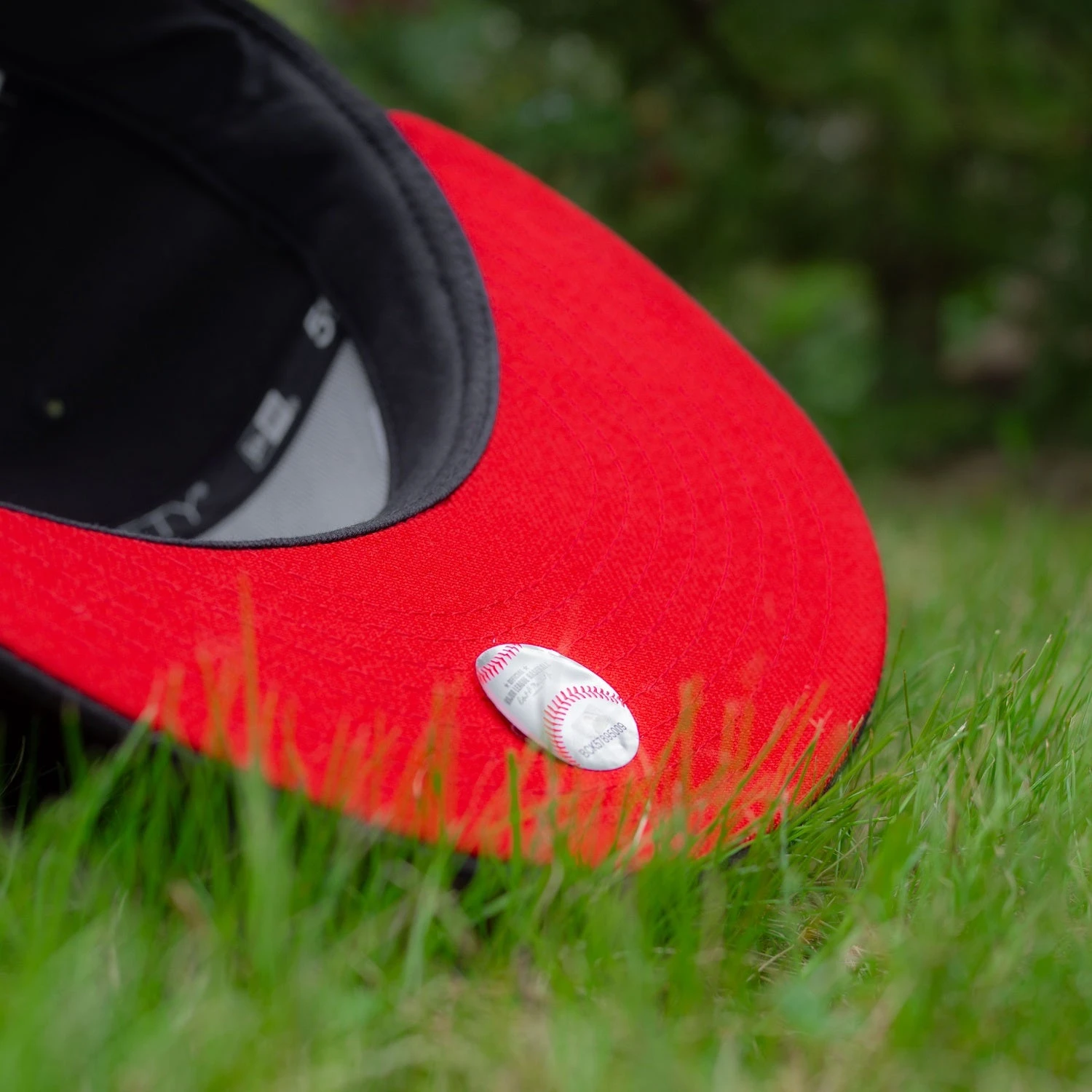 NEW ERA 59FIFTY MLB NEW YORK YANKEES ROSES BLACK / SCARLET UV FITTED CAP 5 NEW ERA 59FIFTY MLB NEW YORK YANKEES ROSES BLACK / SCARLET UV FITTED CAP - Image 3