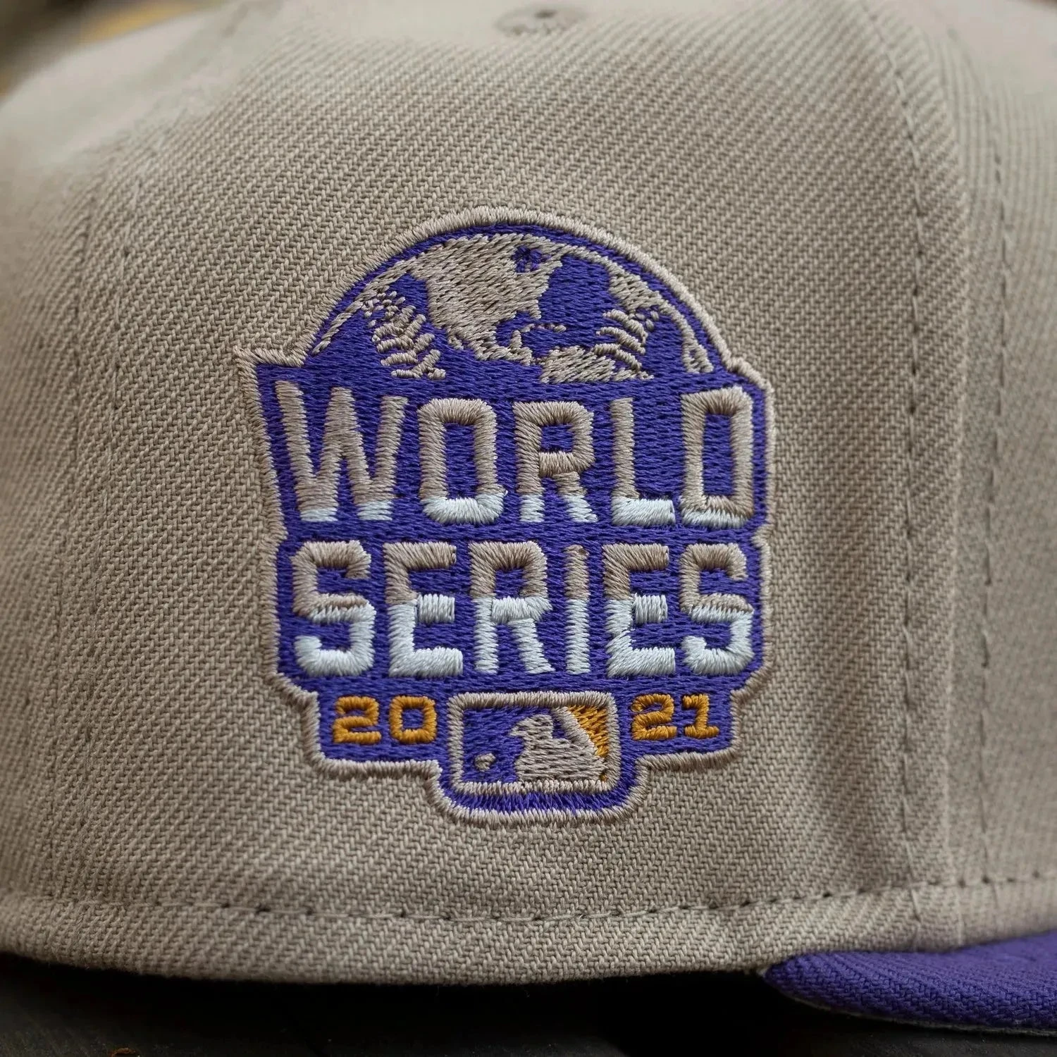 NEW ERA 59FIFTY MLB ATLANTA BRAVES WORLD SERIES 2021 TWO TONE / GREY UV FITTED CAP 7 NEW ERA 59FIFTY MLB ATLANTA BRAVES WORLD SERIES 2021 TWO TONE / GREY UV FITTED CAP - Image 5