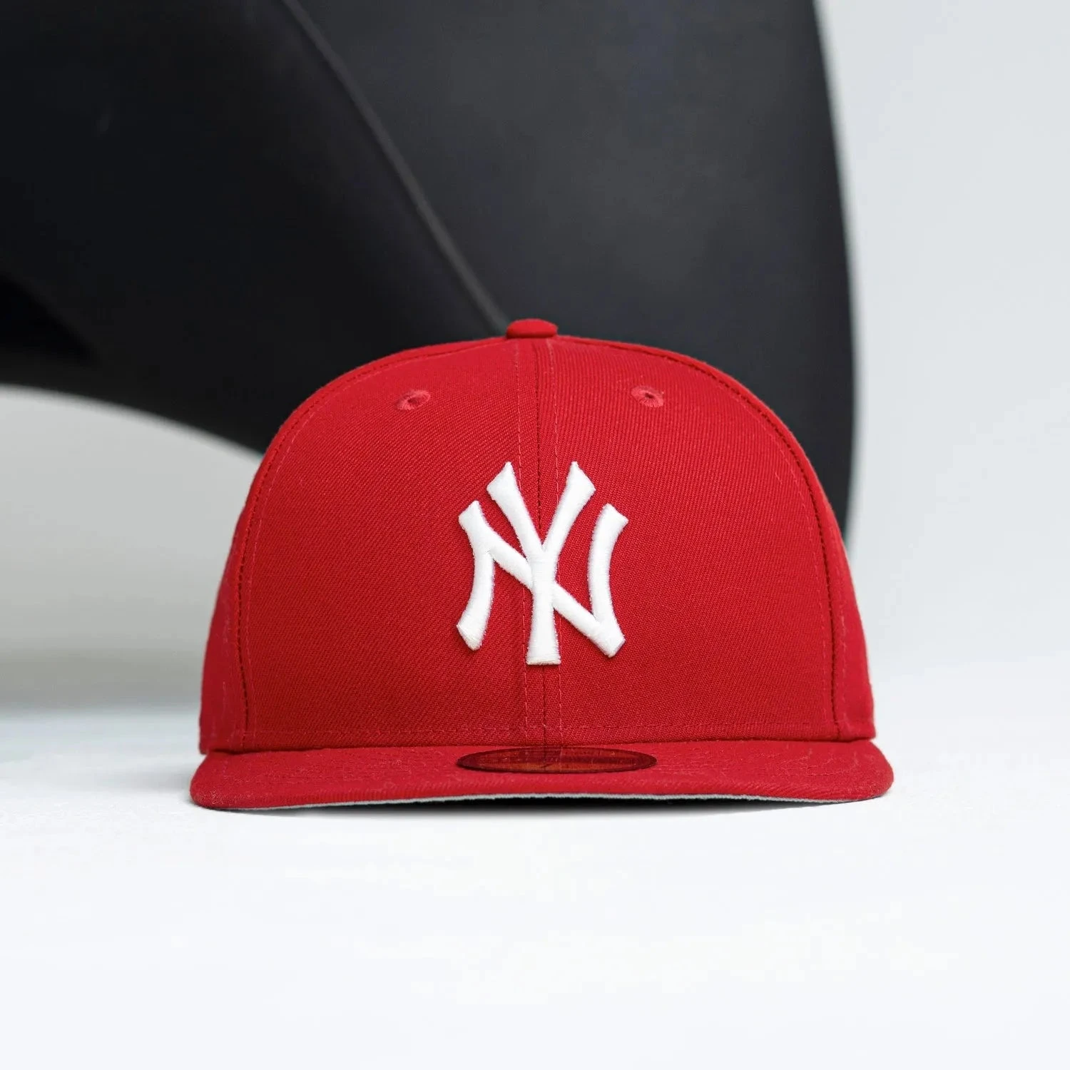 NEW ERA 59FIFTY MLB NEW YORK YANKEES RED / GREY UV FITTED CAP 4 NEW ERA 59FIFTY MLB NEW YORK YANKEES RED / GREY UV FITTED CAP - Image 2