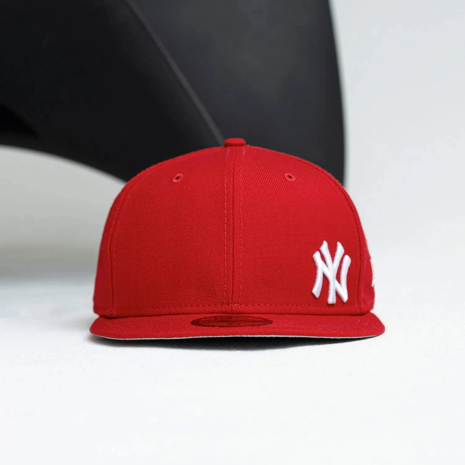 NEW ERA 59FIFTY MLB MINI LOGO NEW YORK YANKEES RED / GREY UV WOOL FITTED CAP 4 NEW ERA 59FIFTY MLB MINI LOGO NEW YORK YANKEES RED / GREY UV WOOL FITTED CAP - Image 2